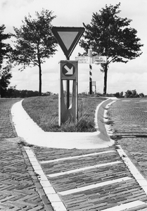 839371 Afbeelding van de verkeerszuil met voorrangsbord op de aansluiting van de Achtersloot (Knollemanshoek) op de ...